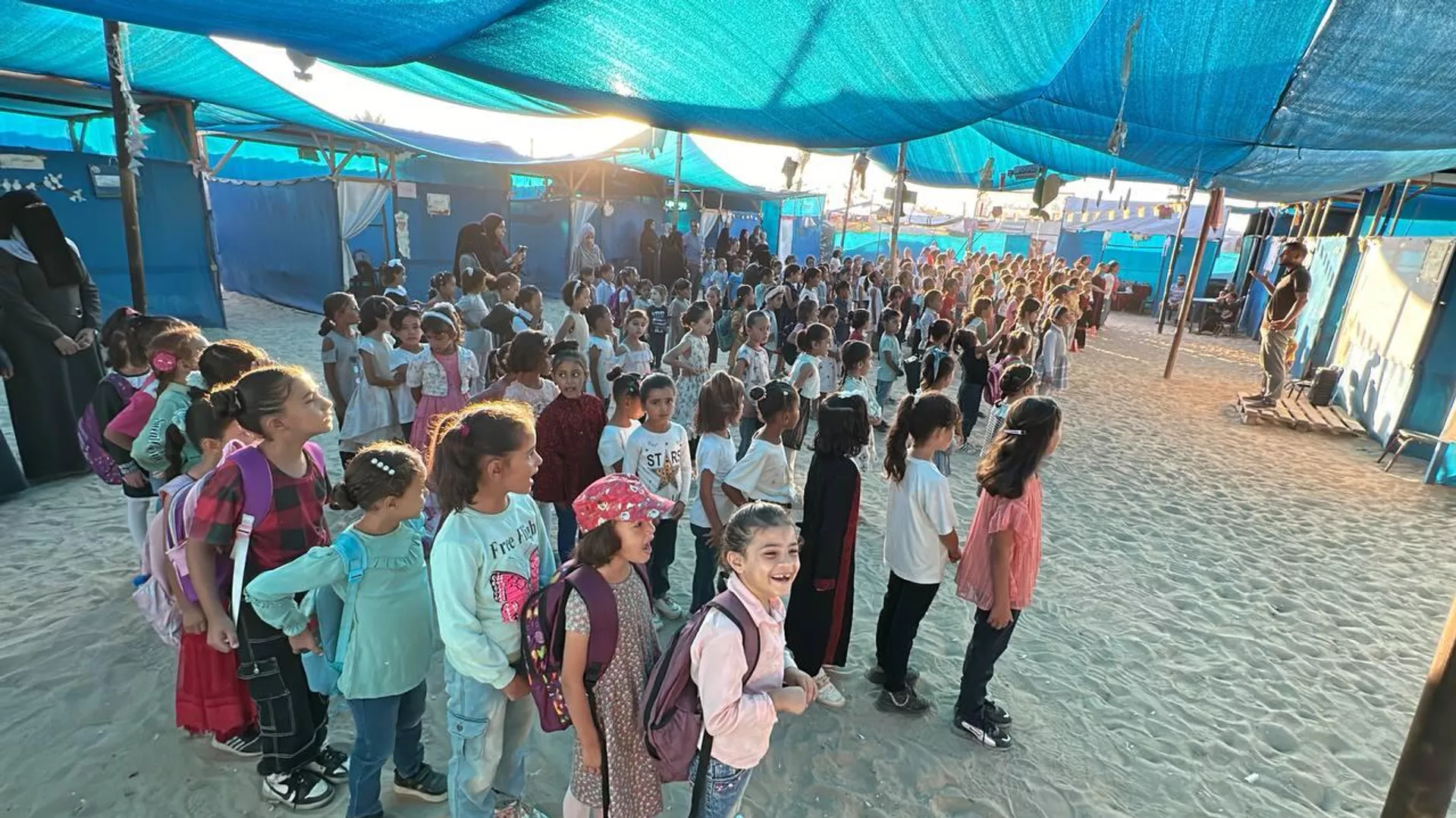 پس از تقریباً دو سال ممنوعیت و اختلال، برای اولین بار لوازم مدرسه وارد غزه شد