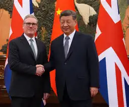 استارمر در پکن: «روابط پیچیده‌تر، اما سازنده‌تر با چین می‌خواهیم» — همکاری علیه قاچاق مهاجر و کاهش تنش‌ها