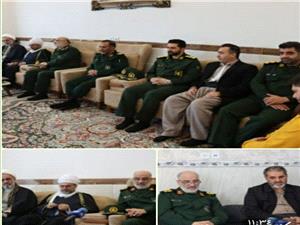 فرمانده قرارگاه منطقهاي نجف اشرف نيروي زميني سپاه با خانواده شهيد امين ويسي و جانباز امين حسيني ديدار کردند