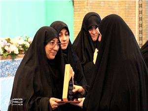 اعطاي جايزه صلح به شهردار منطقه 8 در همايش بينالمللي زنان، هوشمندي و عدالت جهاني