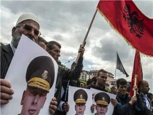 هزاران نفر علیه محاکمه رهبران پیشین ارتش آزادی بخش کوزوو به اتهام جنایات جنگی اعتراض کردند