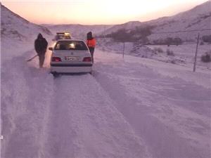 برفروبي و بازگشايي راه 451 روستا/رهاسازي 563 خودرو گرفتار برف و کولاک در آذربايجان شرقي