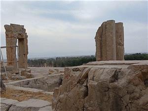 یادگاری نویسان روی دیوارههای تخت جمشید تحت پیگیرد قانونی می گیرند